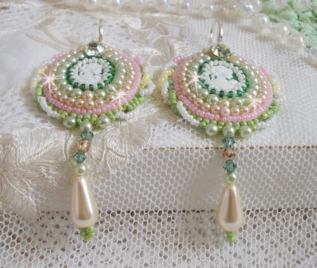 BO Anisse brod&eacute;es avec cabochons en r&eacute;sine repr&eacute;sentant un portrait de femme et des roses. S&rsquo;ajoute des cristaux, gouttes, perles et rocailles. Mont&eacute;s sur dormeuses Argent 925/1000. Style Victorien !