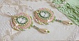 BO Anisse brod&eacute;es avec cabochons en r&eacute;sine repr&eacute;sentant un portrait de femme et des roses. S&rsquo;ajoute des cristaux, gouttes, perles et rocailles. Mont&eacute;s sur dormeuses Argent 925/1000. Style Victorien !