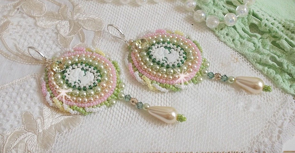 BO Anisse brod&eacute;es avec cabochons en r&eacute;sine repr&eacute;sentant un portrait de femme et des roses. S&rsquo;ajoute des cristaux, gouttes, perles et rocailles. Mont&eacute;s sur dormeuses Argent 925/1000. Style Victorien !