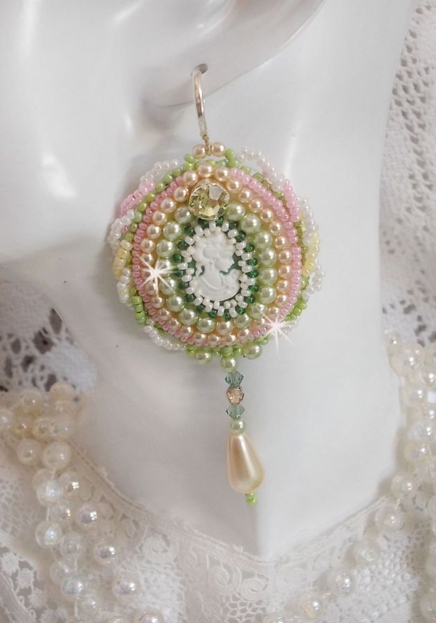 BO Anisse brod&eacute;es avec cabochons en r&eacute;sine repr&eacute;sentant un portrait de femme et des roses. S&rsquo;ajoute des cristaux, gouttes, perles et rocailles. Mont&eacute;s sur dormeuses Argent 925/1000. Style Victorien !