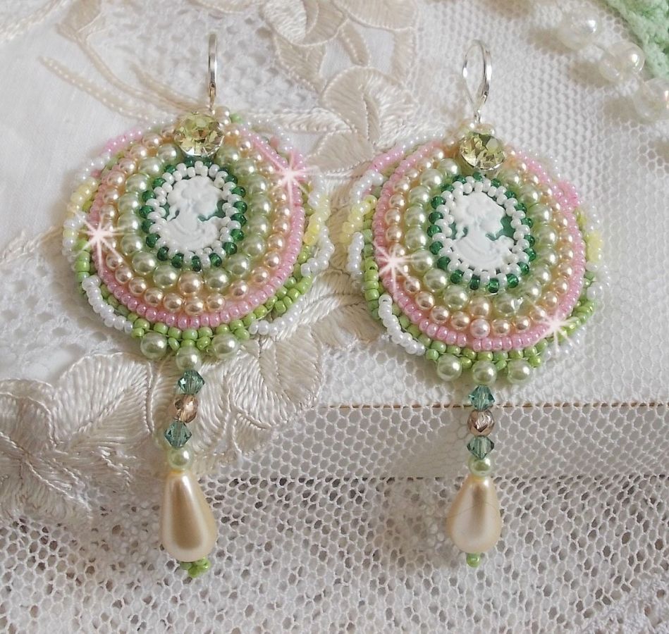 BO Anisse brod&eacute;es avec cabochons en r&eacute;sine repr&eacute;sentant un portrait de femme et des roses. S&rsquo;ajoute des cristaux, gouttes, perles et rocailles. Mont&eacute;s sur dormeuses Argent 925/1000. Style Victorien !