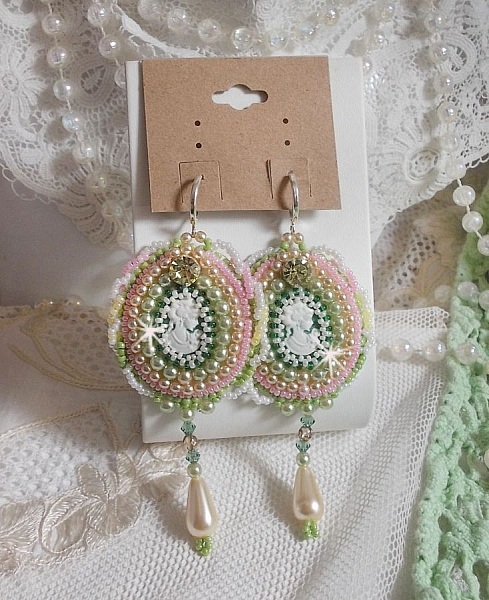 BO Anisse brod&eacute;es avec cabochons en r&eacute;sine repr&eacute;sentant un portrait de femme et des roses. S&rsquo;ajoute des cristaux, gouttes, perles et rocailles. Mont&eacute;s sur dormeuses Argent 925/1000. Style Victorien !