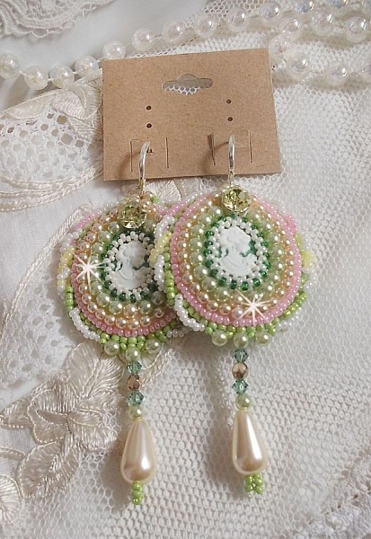BO Anisse brod&eacute;es avec cabochons en r&eacute;sine repr&eacute;sentant un portrait de femme et des roses. S&rsquo;ajoute des cristaux, gouttes, perles et rocailles. Mont&eacute;s sur dormeuses Argent 925/1000. Style Victorien !