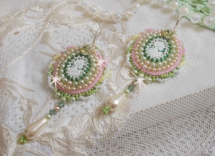 BO Anisse brod&eacute;es avec cabochons en r&eacute;sine repr&eacute;sentant un portrait de femme et des roses. S&rsquo;ajoute des cristaux, gouttes, perles et rocailles. Mont&eacute;s sur dormeuses Argent 925/1000. Style Victorien !