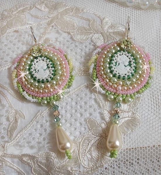 BO Anisse brod&eacute;es avec cabochons en r&eacute;sine repr&eacute;sentant un portrait de femme et des roses. S&rsquo;ajoute des cristaux, gouttes, perles et rocailles. Mont&eacute;s sur dormeuses Argent 925/1000. Style Victorien !