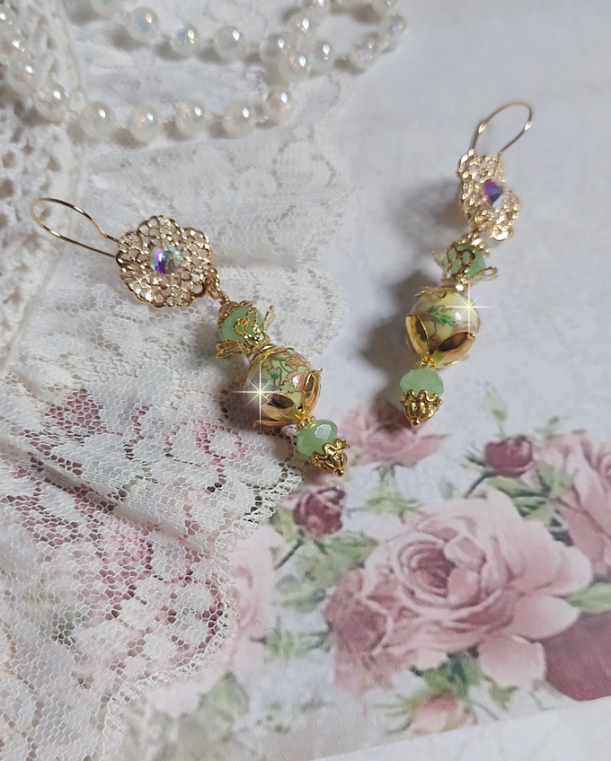 BO An&eacute;mone du Japon mont&eacute;es avec des perles en c&eacute;ramiques fleuries, perles aplaties facett&eacute;es en verre de boh&egrave;me couleur Tilleul, strass en Cristal AB, coupelles, calottes avec des crochets estampes 