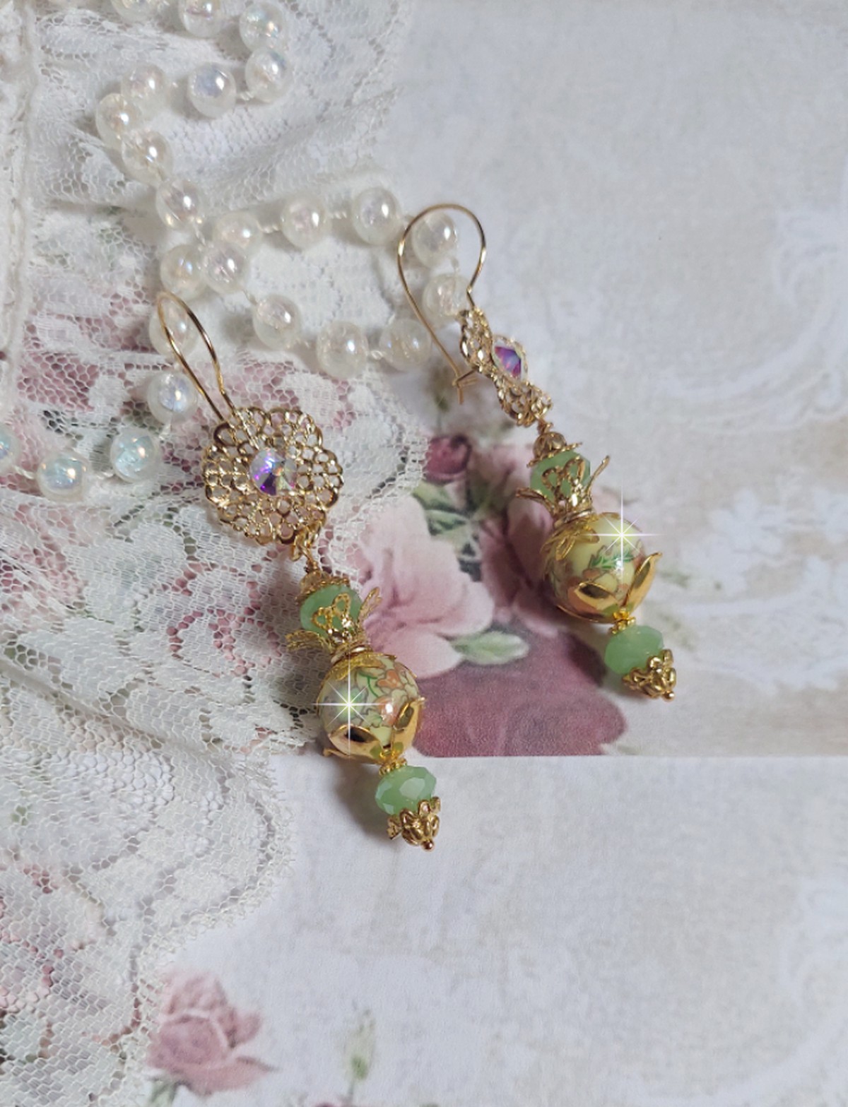 BO An&eacute;mone du Japon mont&eacute;es avec des perles en c&eacute;ramiques fleuries, perles aplaties facett&eacute;es en verre de boh&egrave;me couleur Tilleul, strass en Cristal AB, coupelles, calottes avec des crochets estampes 