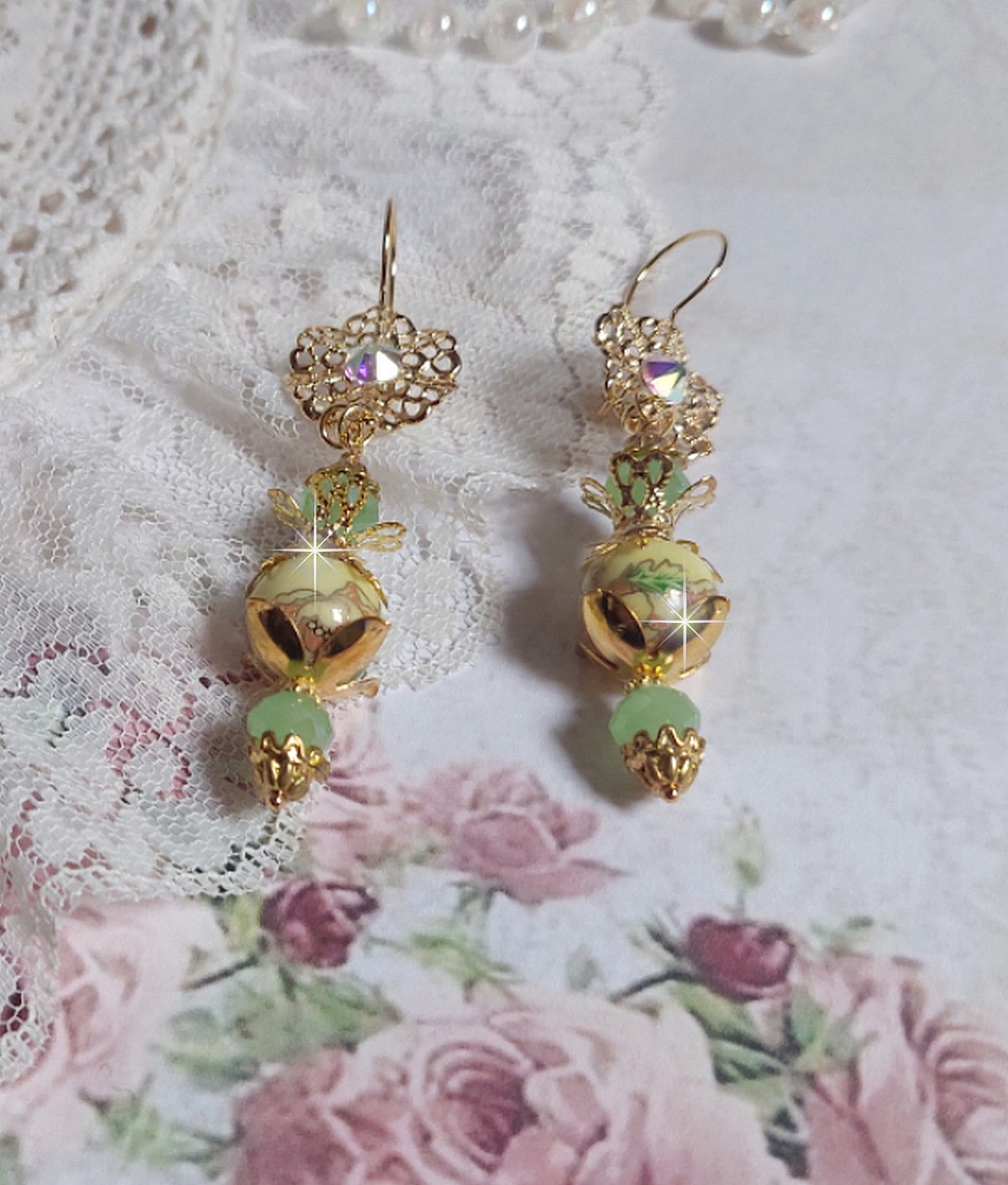 BO An&eacute;mone du Japon mont&eacute;es avec des perles en c&eacute;ramiques fleuries, perles aplaties facett&eacute;es en verre de boh&egrave;me couleur Tilleul, strass en Cristal AB, coupelles, calottes avec des crochets estampes 