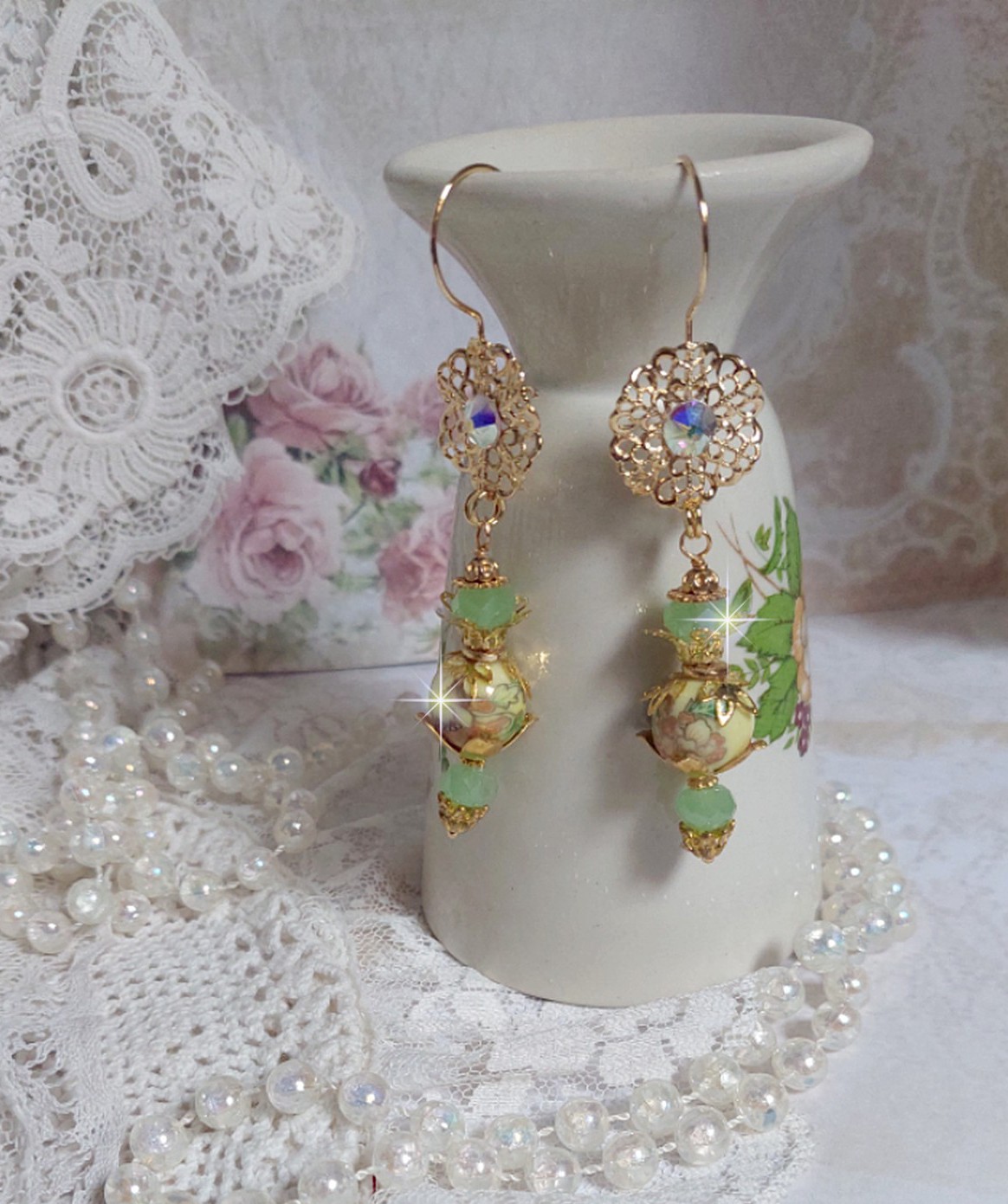 BO An&eacute;mone du Japon mont&eacute;es avec des perles en c&eacute;ramiques fleuries, perles aplaties facett&eacute;es en verre de boh&egrave;me couleur Tilleul, strass en Cristal AB, coupelles, calottes avec des crochets estampes 