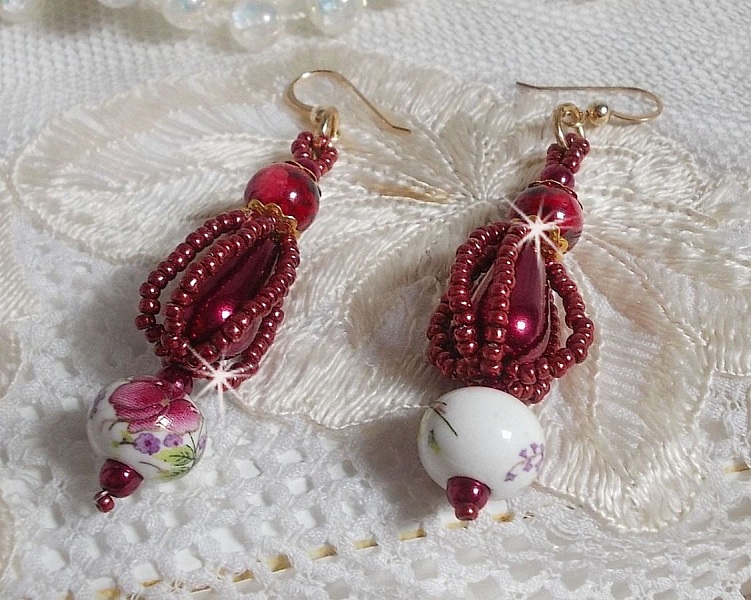 BO Art'D mont&eacute;es avec des perles en porcelaine, des perles nacr&eacute;es, des rocailles Miyuki et des crochets d'oreilles en Gold Filled 14 carats.