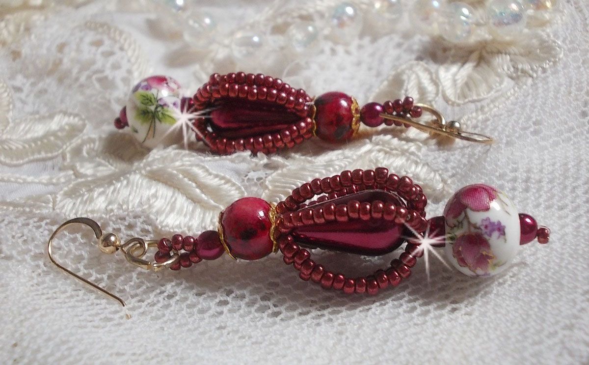 BO Art'D mont&eacute;es avec des perles en porcelaine, des perles nacr&eacute;es, des rocailles Miyuki et des crochets d'oreilles en Gold Filled 14 carats.