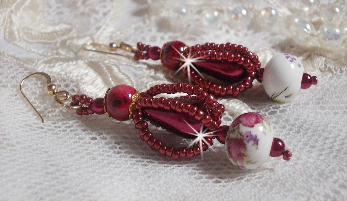 BO Art'D mont&eacute;es avec des perles en porcelaine, des perles nacr&eacute;es, des rocailles Miyuki et des crochets d'oreilles en Gold Filled 14 carats.