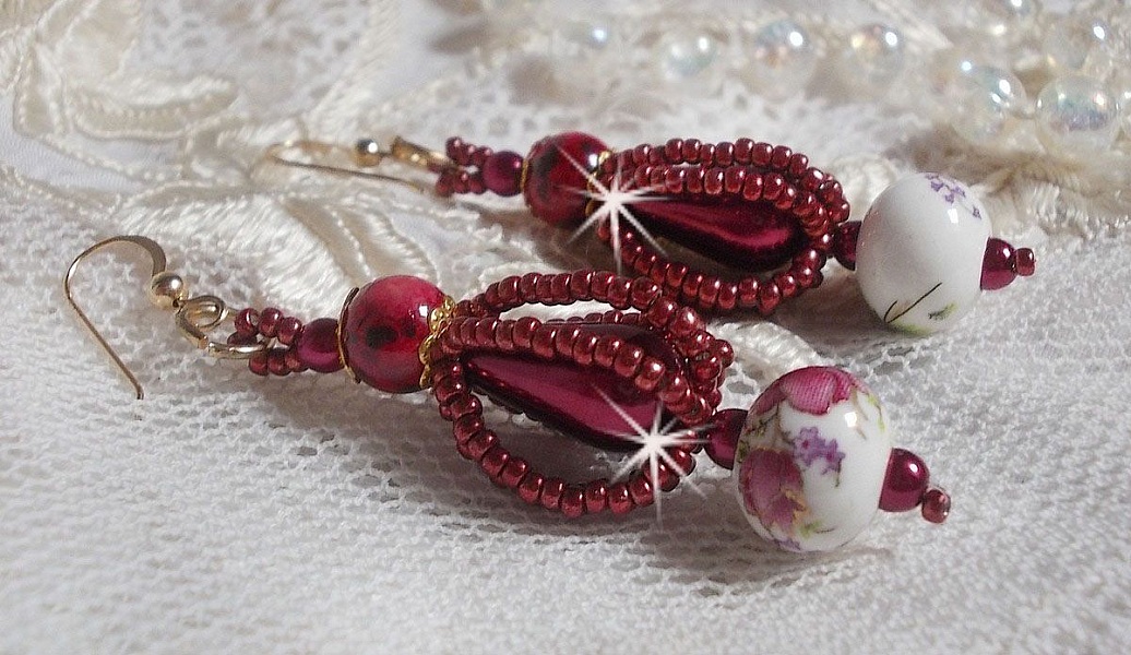BO Art'D mont&eacute;es avec des perles en porcelaine, des perles nacr&eacute;es, des rocailles Miyuki et des crochets d'oreilles en Gold Filled 14 carats.