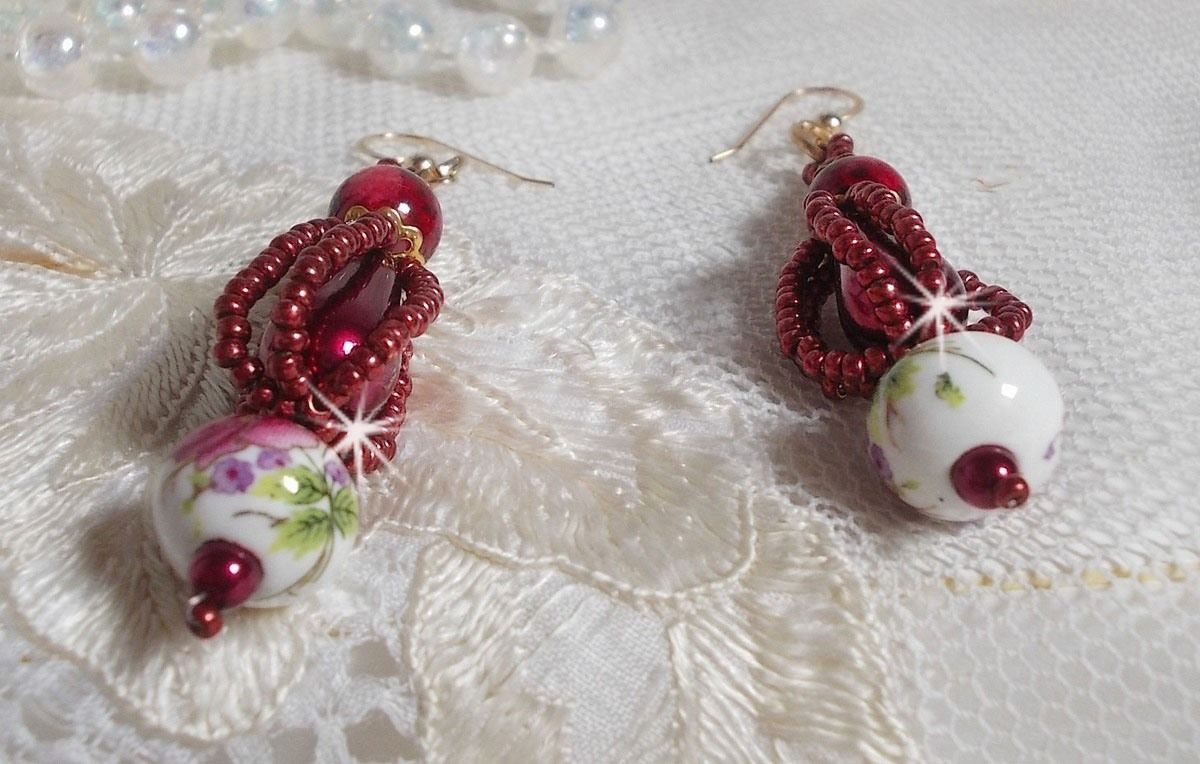 BO Art'D mont&eacute;es avec des perles en porcelaine, des perles nacr&eacute;es, des rocailles Miyuki et des crochets d'oreilles en Gold Filled 14 carats.