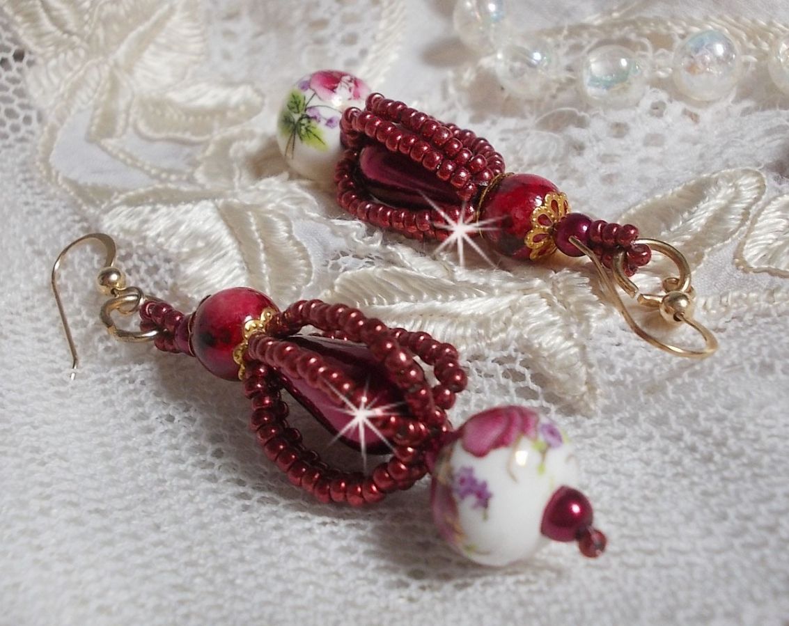 BO Art'D mont&eacute;es avec des perles en porcelaine, des perles nacr&eacute;es, des rocailles Miyuki et des crochets d'oreilles en Gold Filled 14 carats.
