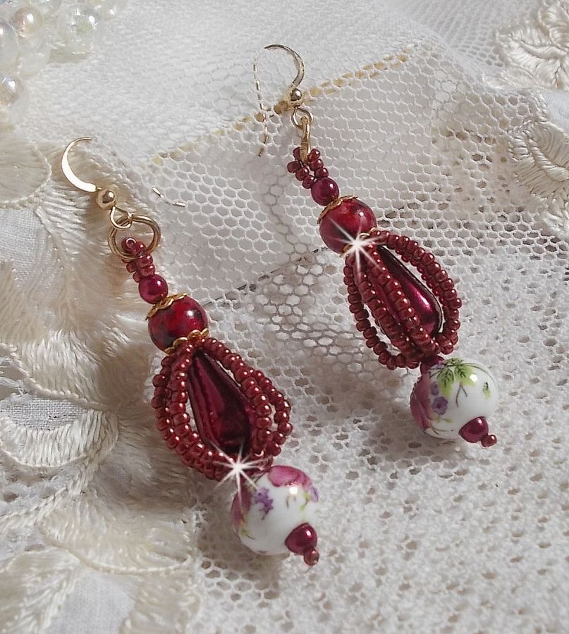 BO Art'D mont&eacute;es avec des perles en porcelaine, des perles nacr&eacute;es, des rocailles Miyuki et des crochets d'oreilles en Gold Filled 14 carats.