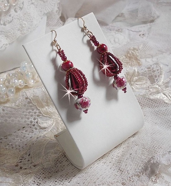 BO Art'D mont&eacute;es avec des perles en porcelaine, des perles nacr&eacute;es, des rocailles Miyuki et des crochets d'oreilles en Gold Filled 14 carats.
