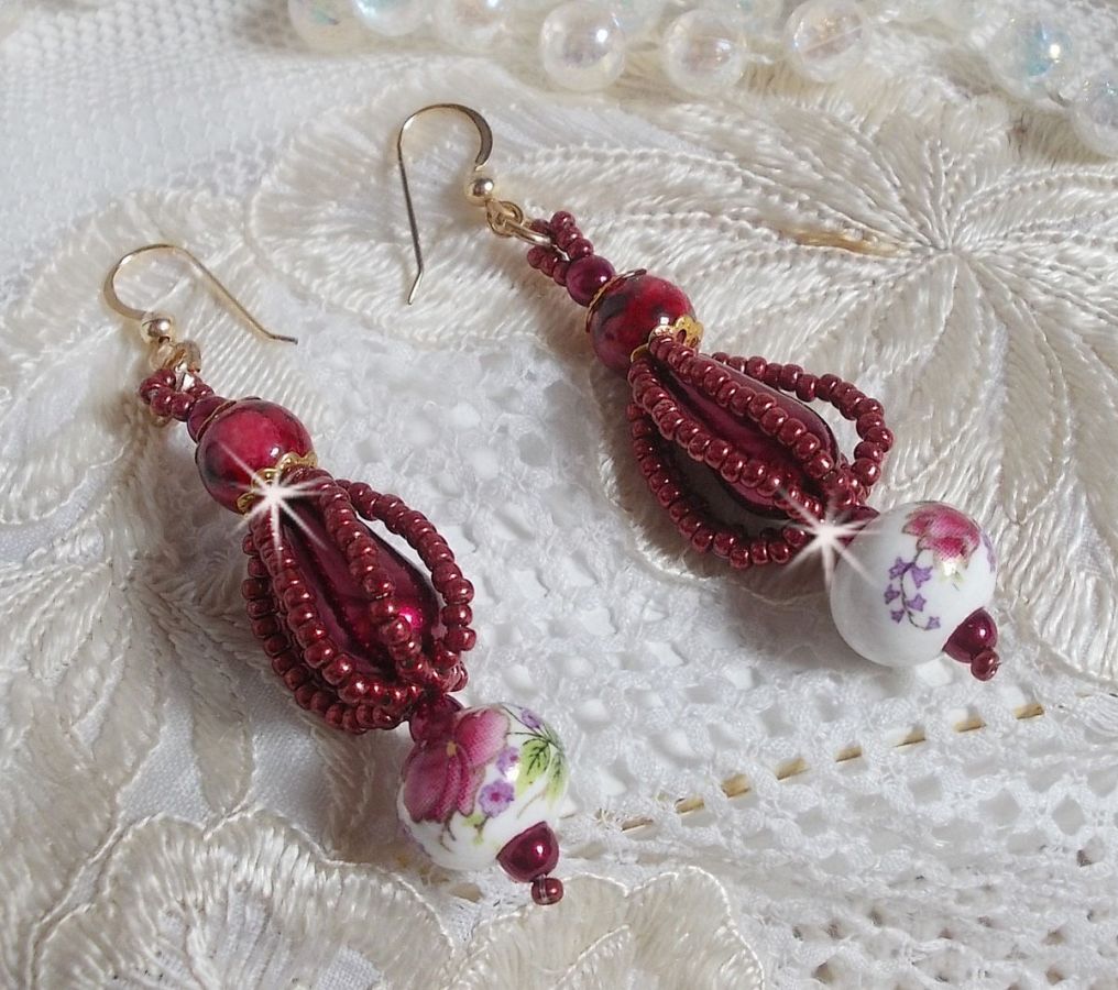 BO Art'D mont&eacute;es avec des perles en porcelaine, des perles nacr&eacute;es, des rocailles Miyuki et des crochets d'oreilles en Gold Filled 14 carats.