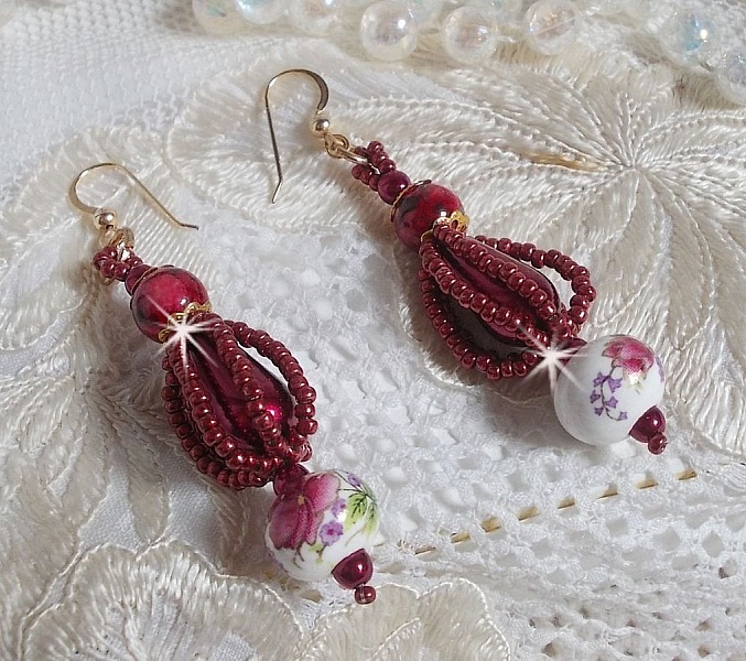 BO Art'D mont&eacute;es avec des perles en porcelaine, des perles nacr&eacute;es, des rocailles Miyuki et des crochets d'oreilles en Gold Filled 14 carats.