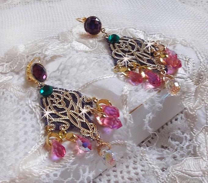 BO Asiane, dentelle violine, gouttes en cristal, perles, estampes, b&eacute;li&egrave;res plaqu&eacute;es or et dormeuses en laiton dor&eacute;