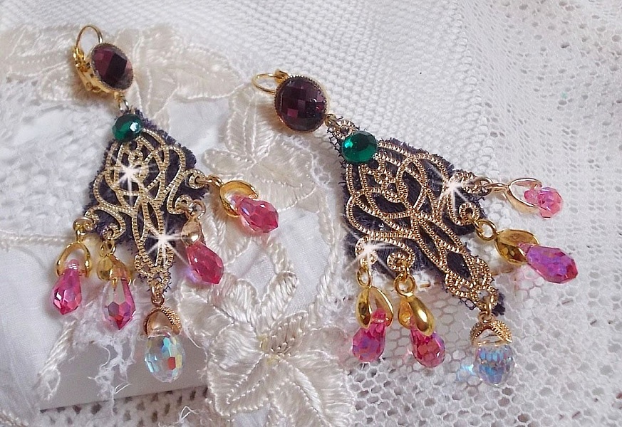 BO Asiane, dentelle violine, gouttes en cristal, perles, estampes, b&eacute;li&egrave;res plaqu&eacute;es or et dormeuses en laiton dor&eacute;