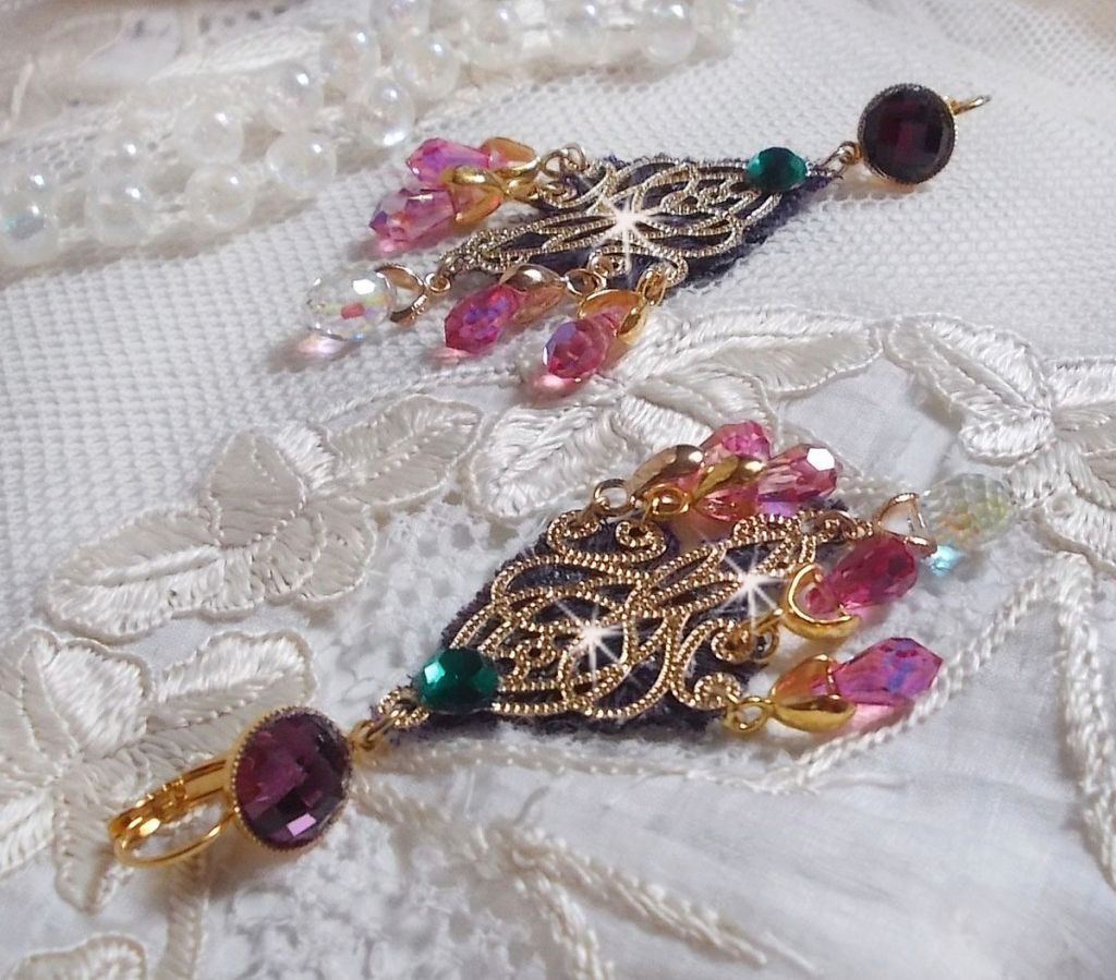 BO Asiane, dentelle violine, gouttes en cristal, perles, estampes, b&eacute;li&egrave;res plaqu&eacute;es or et dormeuses en laiton dor&eacute;