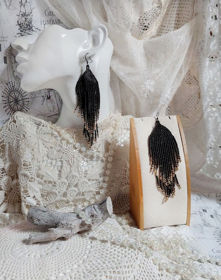 BO Atmosph&egrave;re mont&eacute;es avec des perles de rocailles japonaises en verre et des crochets noires laiton