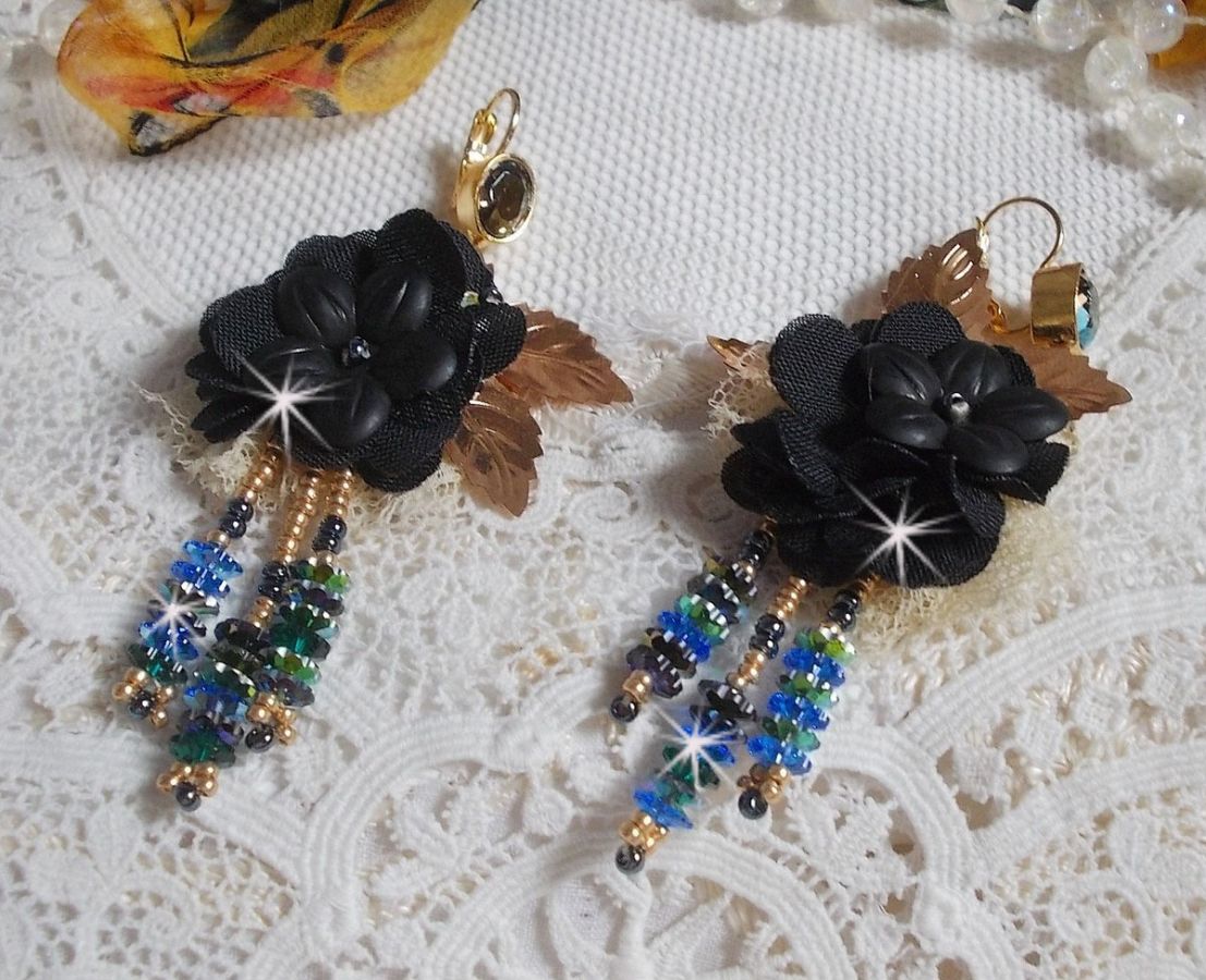 Boucles d'oreilles attrape-rêves artisanales noires et dorées.