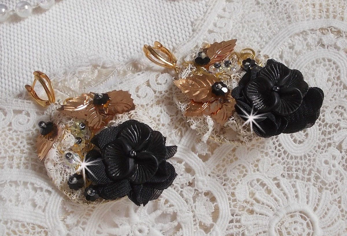 BO Attrape R&ecirc;ves Noires et Dor&eacute;es Ondul&eacute;es avec fleurs Lucites, tissu, dentelle, estampes, fleurs en cristal et dormeuses dor&eacute;es en laiton