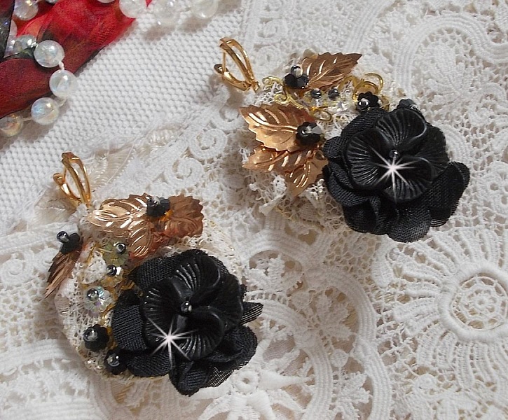 BO Attrape R&ecirc;ves Noires et Dor&eacute;es Ondul&eacute;es avec fleurs Lucites, tissu, dentelle, estampes, fleurs en cristal et dormeuses dor&eacute;es en laiton