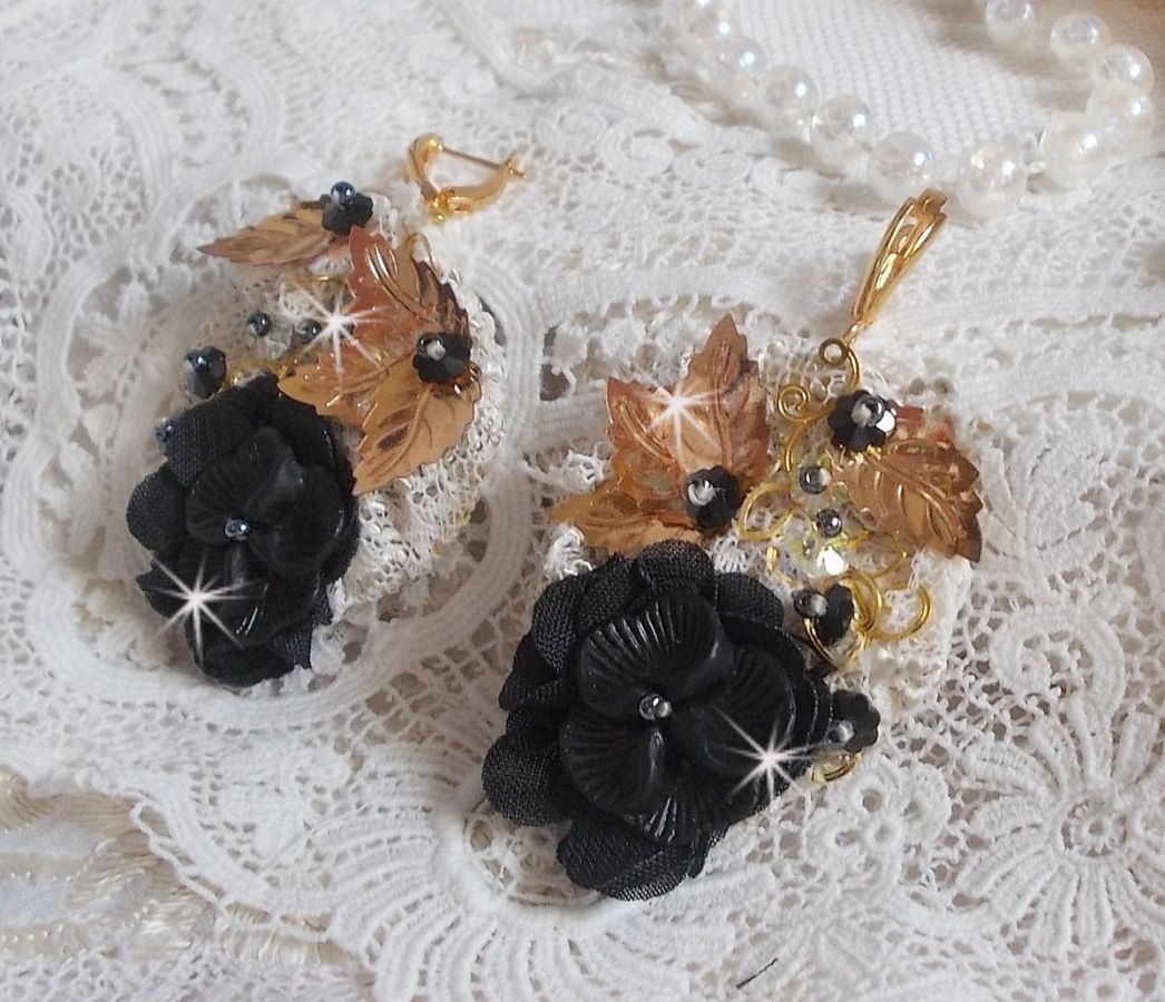 BO Attrape R&ecirc;ves Noires et Dor&eacute;es Ondul&eacute;es avec fleurs Lucites, tissu, dentelle, estampes, fleurs en cristal et dormeuses dor&eacute;es en laiton