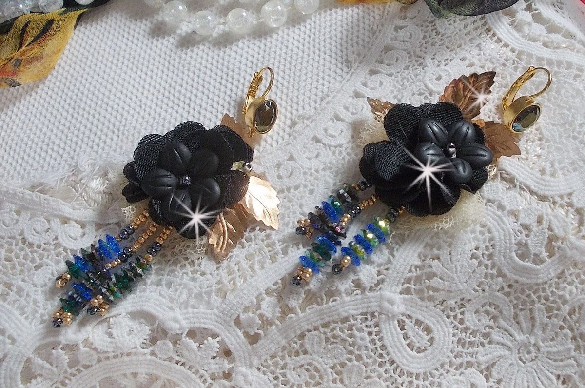 Boucles d'oreilles artisanales noires et dorées style amérindien.