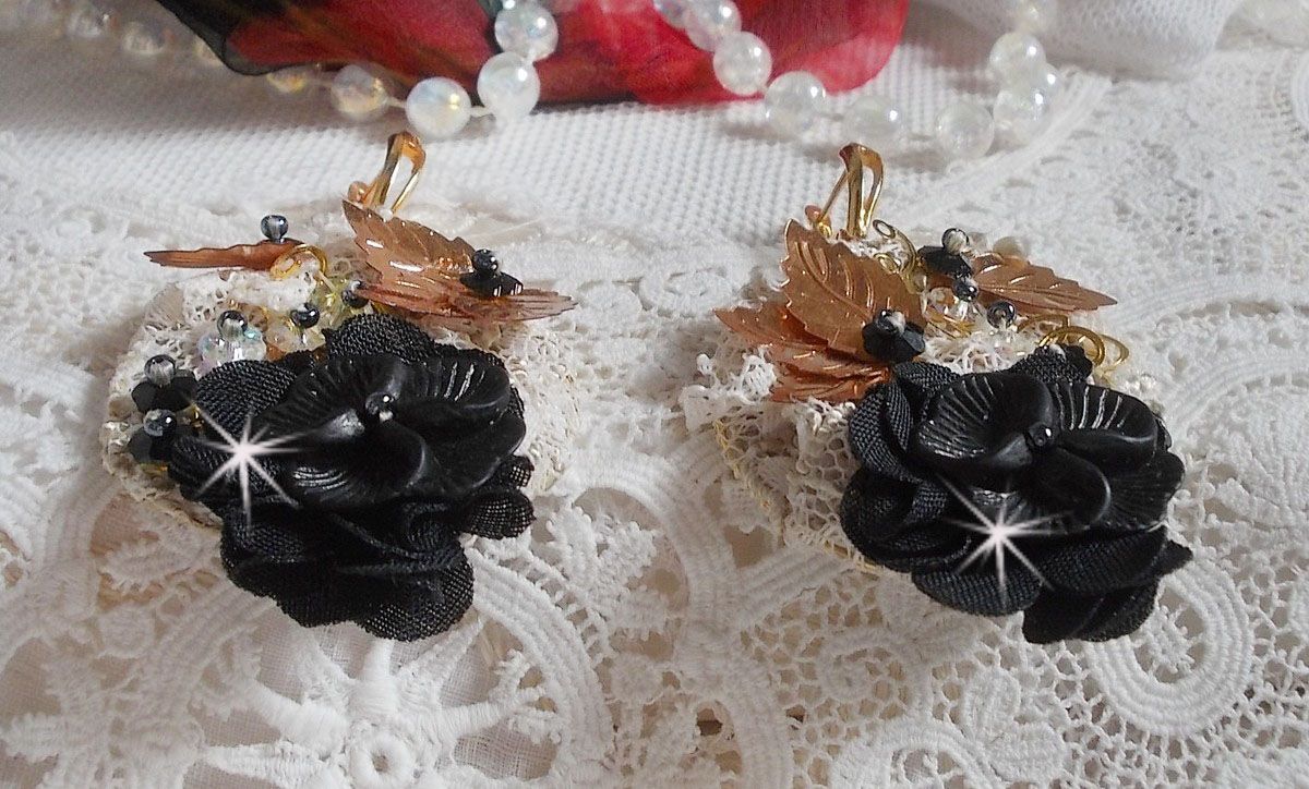 BO Attrape R&ecirc;ves Noires et Dor&eacute;es Ondul&eacute;es avec fleurs Lucites, tissu, dentelle, estampes, fleurs en cristal et dormeuses dor&eacute;es en laiton