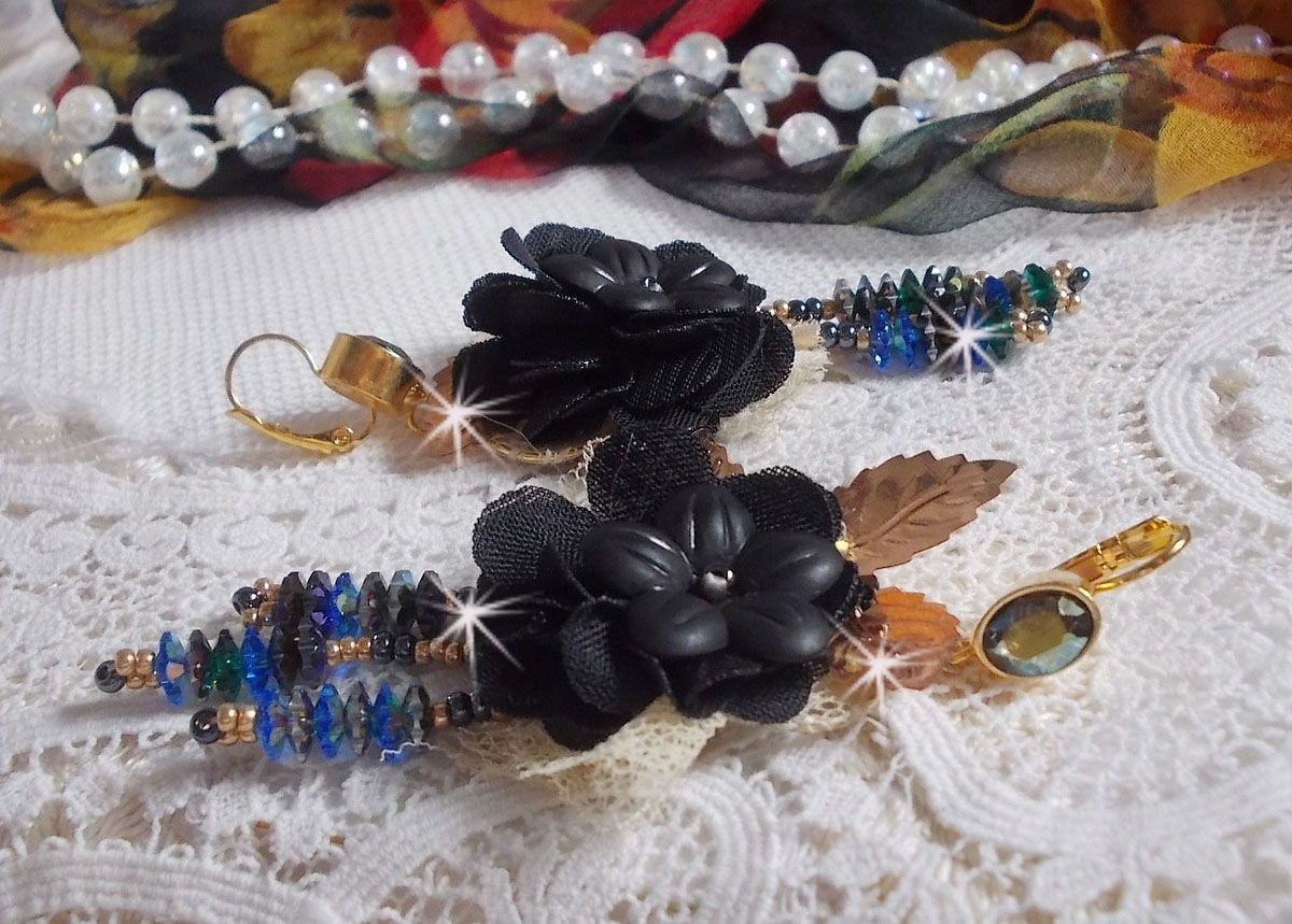 Boucles d'oreilles artisanales noires et dorées style amérindien.