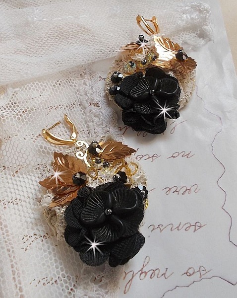 BO Attrape R&ecirc;ves Noires et Dor&eacute;es Ondul&eacute;es avec fleurs Lucites, tissu, dentelle, estampes, fleurs en cristal et dormeuses dor&eacute;es en laiton