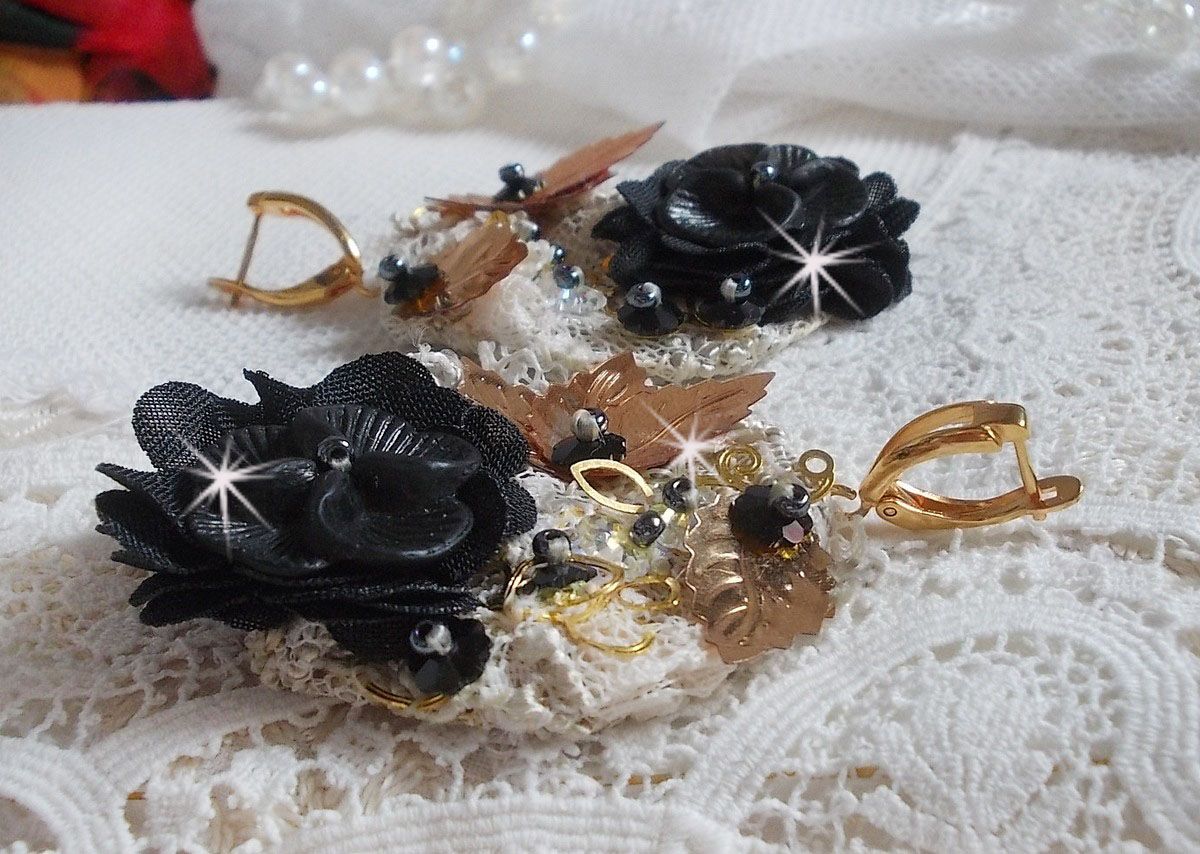 BO Attrape R&ecirc;ves Noires et Dor&eacute;es Ondul&eacute;es avec fleurs Lucites, tissu, dentelle, estampes, fleurs en cristal et dormeuses dor&eacute;es en laiton