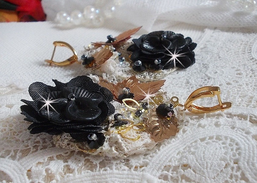 BO Attrape R&ecirc;ves Noires et Dor&eacute;es Ondul&eacute;es avec fleurs Lucites, tissu, dentelle, estampes, fleurs en cristal et dormeuses dor&eacute;es en laiton