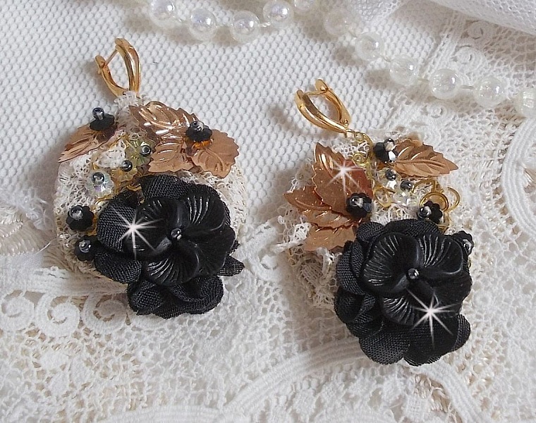 BO Attrape R&ecirc;ves Noires et Dor&eacute;es Ondul&eacute;es avec fleurs Lucites, tissu, dentelle, estampes, fleurs en cristal et dormeuses dor&eacute;es en laiton