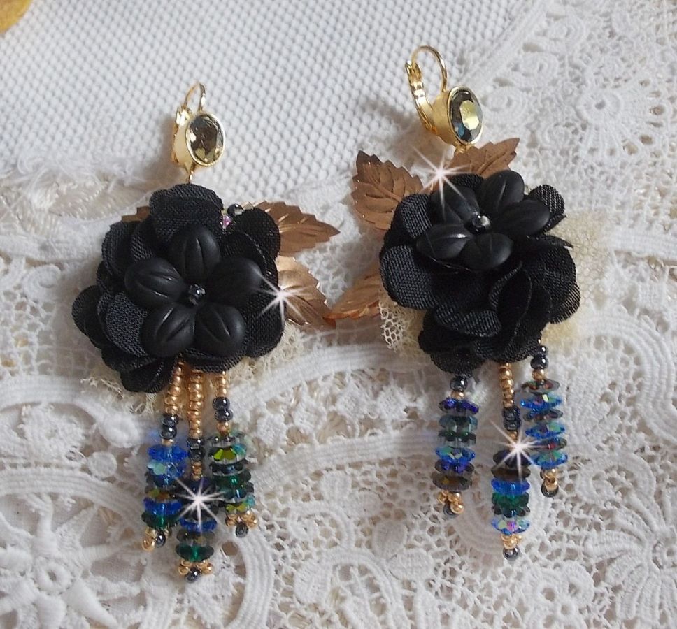 Boucles d'oreilles artisanales noires et dorées style attrape-rêves.