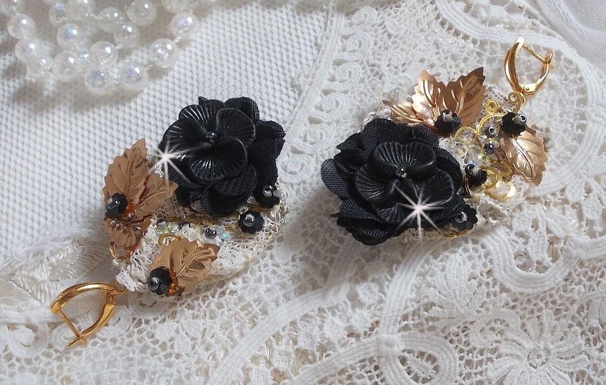 BO Attrape R&ecirc;ves Noires et Dor&eacute;es Ondul&eacute;es avec fleurs Lucites, tissu, dentelle, estampes, fleurs en cristal et dormeuses dor&eacute;es en laiton