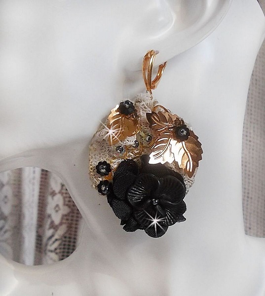 BO Attrape R&ecirc;ves Noires et Dor&eacute;es Ondul&eacute;es avec fleurs Lucites, tissu, dentelle, estampes, fleurs en cristal et dormeuses dor&eacute;es en laiton