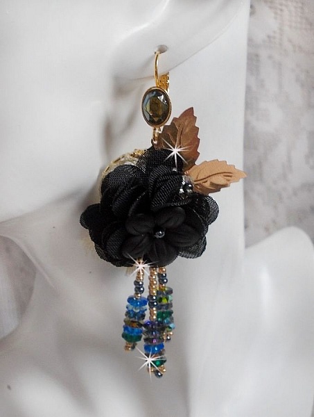 Boucle d'oreille artisanale noire et dorée style attrape-rêves.