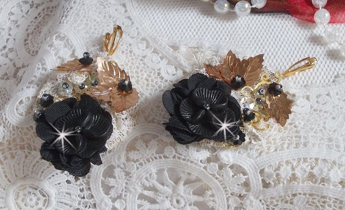 BO Attrape R&ecirc;ves Noires et Dor&eacute;es Ondul&eacute;es avec fleurs Lucites, tissu, dentelle, estampes, fleurs en cristal et dormeuses dor&eacute;es en laiton