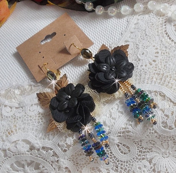 Boucles d'oreilles artisanales noires et dorées style attrape-rêves.