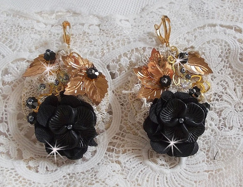 BO Attrape R&ecirc;ves Noires et Dor&eacute;es Ondul&eacute;es avec fleurs Lucites, tissu, dentelle, estampes, fleurs en cristal et dormeuses dor&eacute;es en laiton