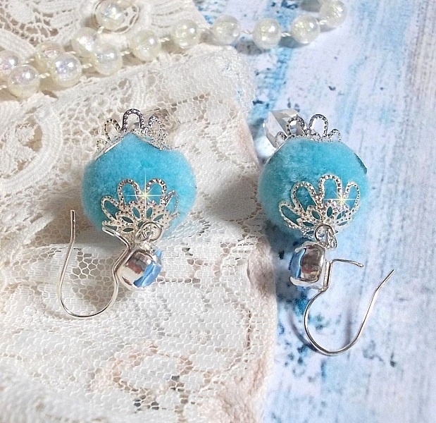 BO Azur&eacute;e Blue avec des pompons Bleu Ciel, cabochons et gouttes torsad&eacute;es en Cristal, coupelles et crochets en Argent 925/1000