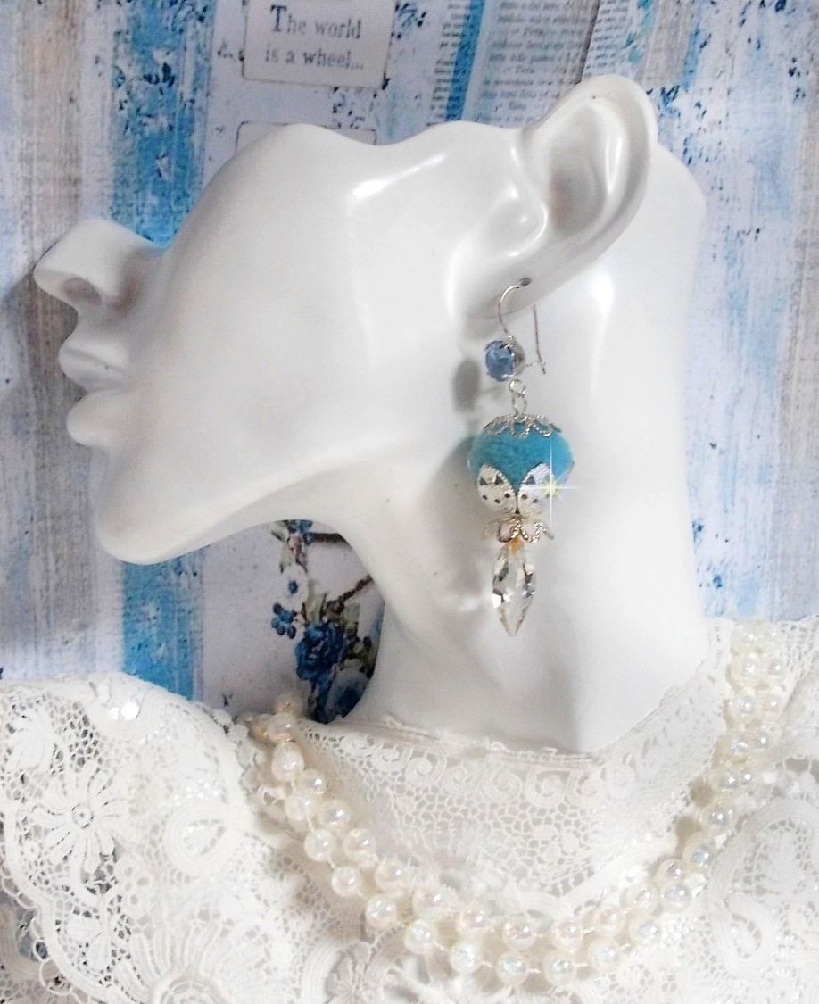 BO Azur&eacute;e Blue avec des pompons Bleu Ciel, cabochons et gouttes torsad&eacute;es en Cristal, coupelles et crochets en Argent 925/1000