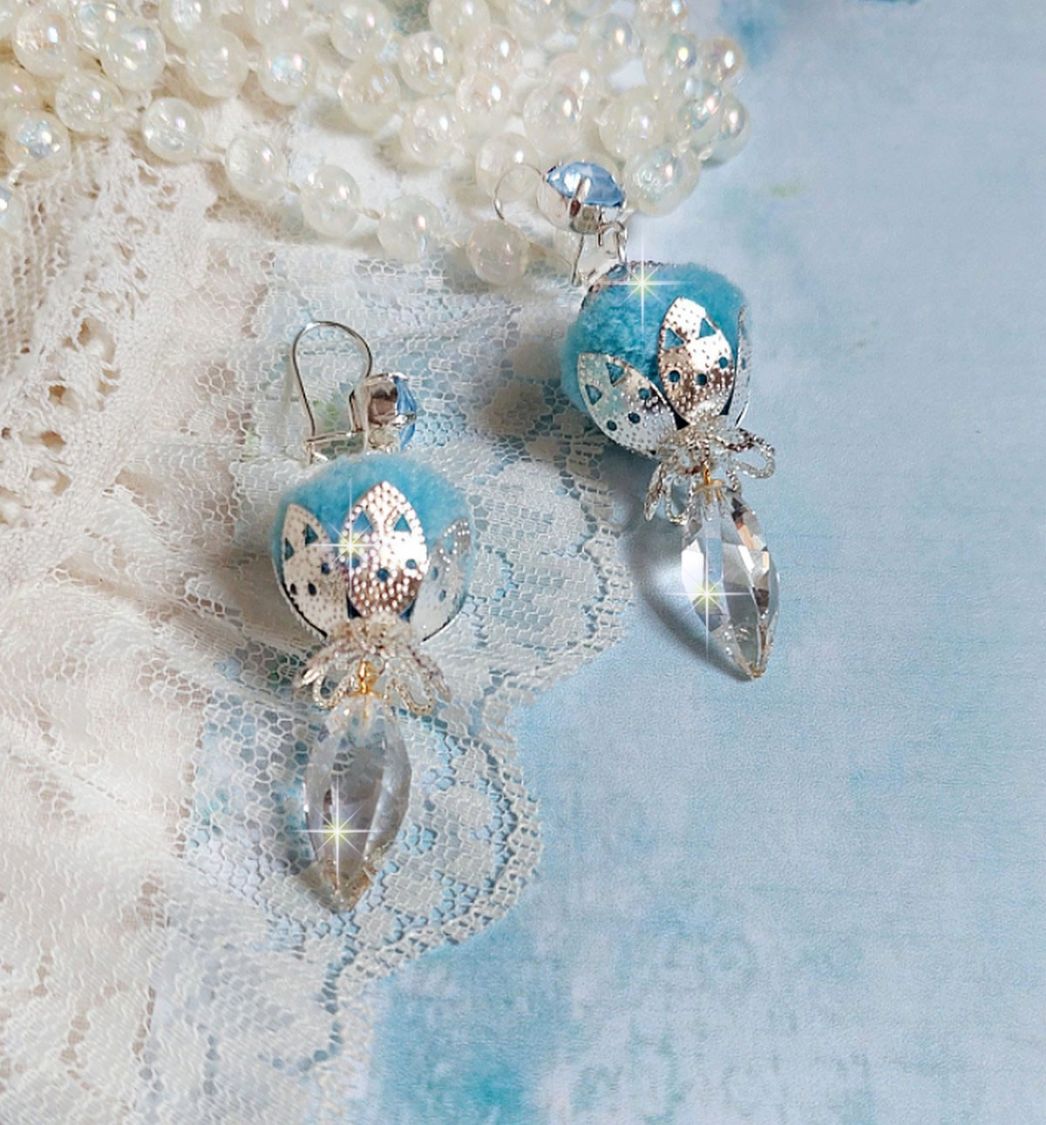 BO Azur&eacute;e Blue avec des pompons Bleu Ciel, cabochons et gouttes torsad&eacute;es en Cristal, coupelles et crochets en Argent 925/1000
