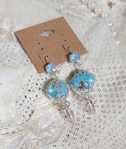 BO Azur&eacute;e Blue avec des pompons Bleu Ciel, cabochons et gouttes torsad&eacute;es en Cristal, coupelles et crochets en Argent 925/1000