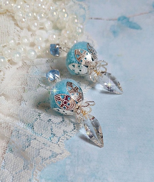 BO Azur&eacute;e Blue avec des pompons Bleu Ciel, cabochons et gouttes torsad&eacute;es en Cristal, coupelles et crochets en Argent 925/1000